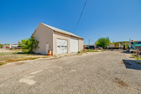 Prime Commercial Opportunity on High-Traffic Thoroughfare Texas - image 2