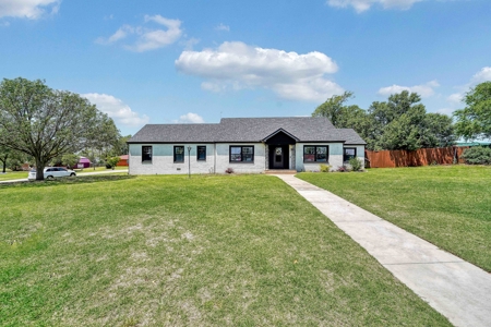 Home For Sale In Thomas, Oklahoma - image 1