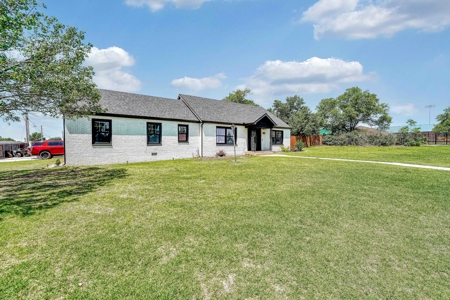Home For Sale In Thomas, Oklahoma - image 3