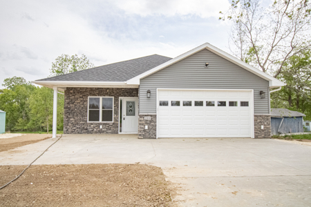 Anamosa Country Home For Sale With Timber - image 1