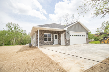 Anamosa Country Home For Sale With Timber - image 2