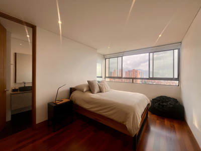 Exclusive Remodeled Apartment with Panoramic View - image 11