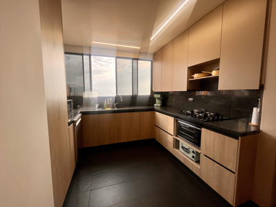 Exclusive Remodeled Apartment with Panoramic View - image 4