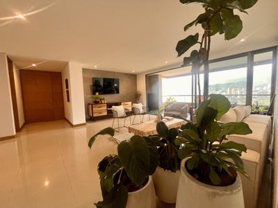 Exclusive Remodeled Apartment with Panoramic View - image 1