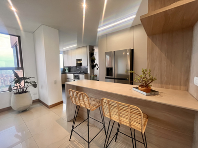 Exclusive Remodeled Apartment with Panoramic View - image 3