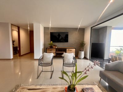 Exclusive Remodeled Apartment with Panoramic View - image 8