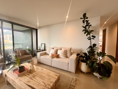 Exclusive Remodeled Apartment with Panoramic View - image 2