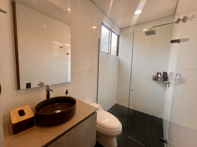 Exclusive Remodeled Apartment with Panoramic View - image 12