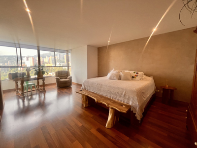 Exclusive Remodeled Apartment with Panoramic View - image 9