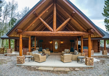 Luxury Custom Log Cabin for Sale in Arrowhead Subdivision - image 1