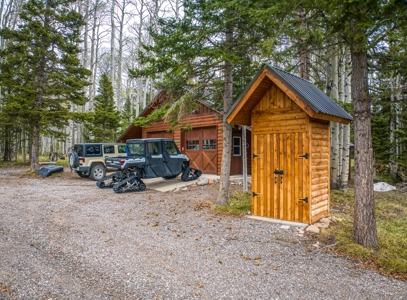 Luxury Custom Log Cabin for Sale in Arrowhead Subdivision - image 6