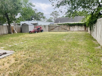 Home in nice neighborhood with investment opportunity - image 5