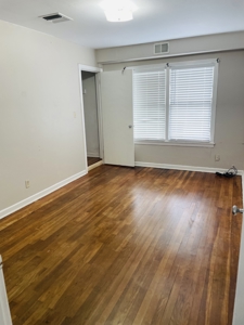 Home in nice neighborhood with investment opportunity - image 7