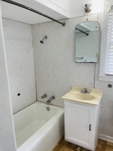 Home in nice neighborhood with investment opportunity - image 11