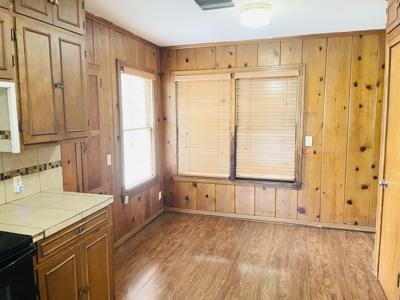 Home in nice neighborhood with investment opportunity - image 19