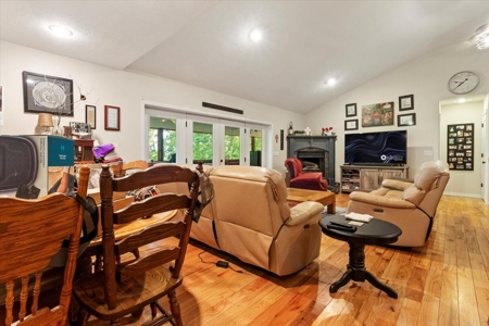 Stunning 3-Bed Home on 20 Wooded Acres Near Gainesville - image 7