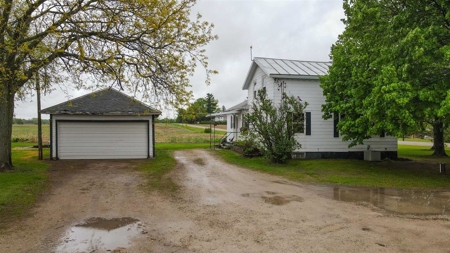 Country Farm House For Sale in Waupaca County - image 1