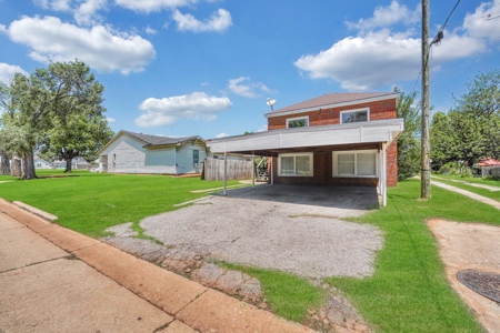 Duplex For Sale In Clinton, Oklahoma - image 1