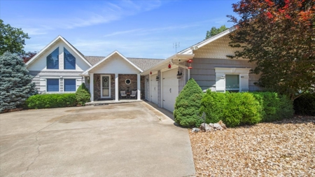 Luxury Lakefront Home in Secluded Oakland, AR on Bull Shoals Lake - image 1