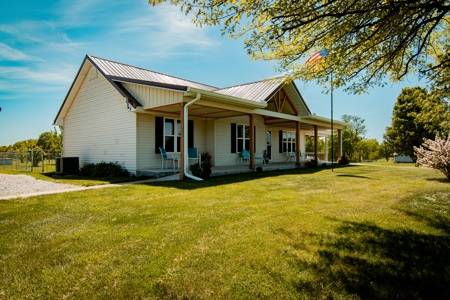 Country Home with Shops on 3.3 Acres Near Cameron, MO - image 4