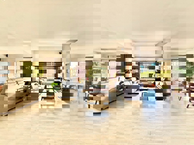 Unwind in Paradise: Stunning Penthouse with Panoramic View - image 2