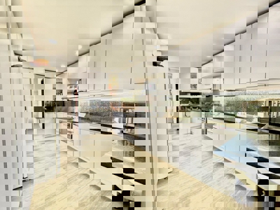 Unwind in Paradise: Stunning Penthouse with Panoramic View - image 9