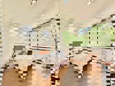 Unwind in Paradise: Stunning Penthouse with Panoramic View - image 12