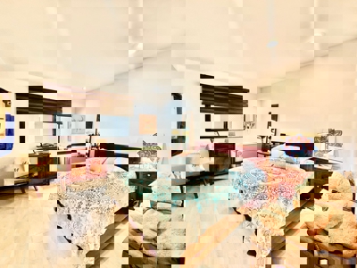 Unwind in Paradise: Stunning Penthouse with Panoramic View - image 10