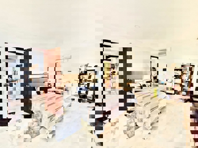 Unwind in Paradise: Stunning Penthouse with Panoramic View - image 11