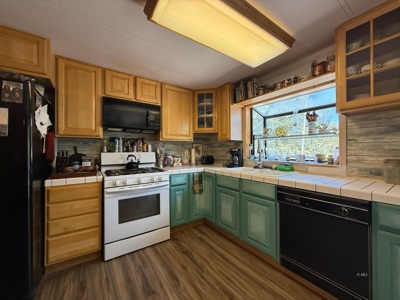 Beautiful Maintained Home on Pristine Land! - image 10