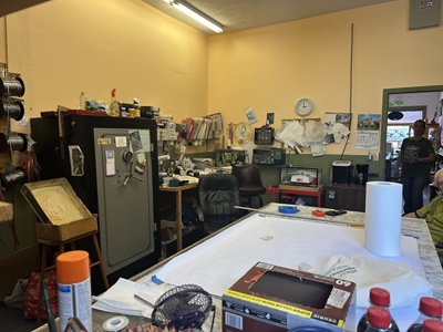 1,000 SQ FT Building in Downtown Square - image 10