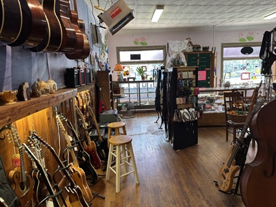 1,000 SQ FT Building in Downtown Square - image 8