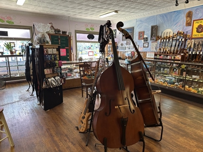 1,000 SQ FT Building in Downtown Square - image 9