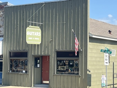 1,000 SQ FT Building in Downtown Square - image 11