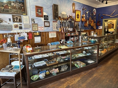 1,000 SQ FT Building in Downtown Square - image 4