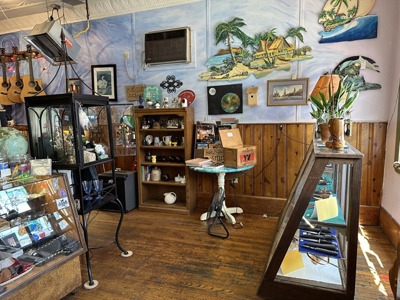 1,000 SQ FT Building in Downtown Square - image 1