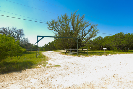 Country Living Early, TX – Acreage with Tanks & Trees - image 27