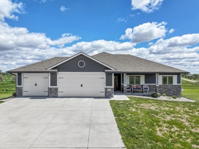 Modern Home: Acres, Views, Pure Perfection - image 1
