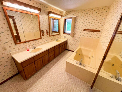 Home For Sale In Wytheville Overlooking Golf Club - image 28