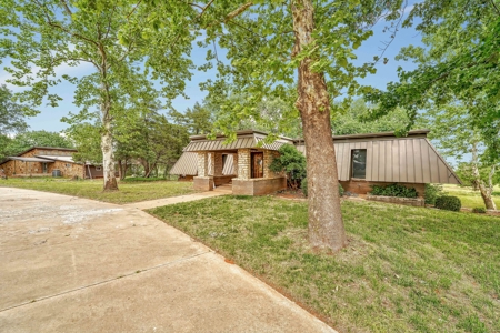 Mid-Century Modern Home & Acreage for Sale, Weatherford, OK - image 3