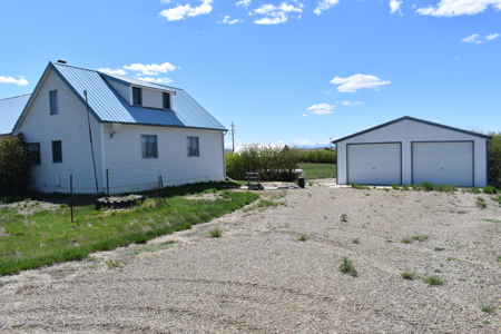 Home and large shop on 20+ acres in Montana - image 1