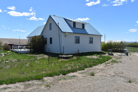 Home and large shop on 20+ acres in Montana - image 2