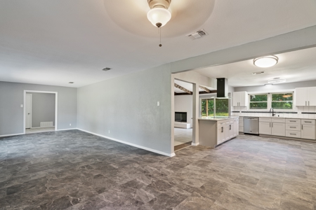 Beautiful Remodeled Home on Acreage in Clarksville TX - image 9