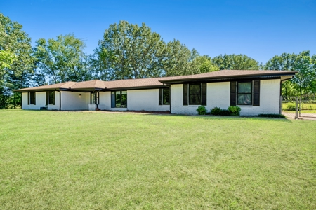 Beautiful Remodeled Home on Acreage in Clarksville TX - image 2
