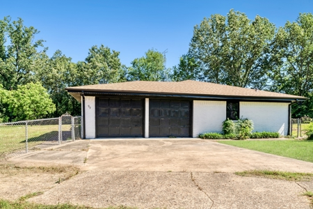 Beautiful Remodeled Home on Acreage in Clarksville TX - image 21