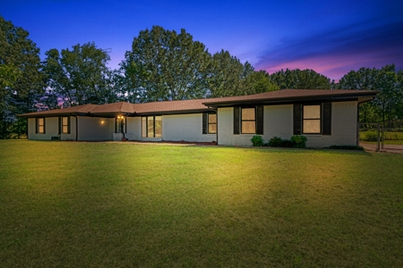 Beautiful Remodeled Home on Acreage in Clarksville TX - image 3