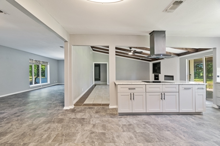Beautiful Remodeled Home on Acreage in Clarksville TX - image 8