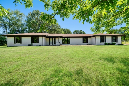 Beautiful Remodeled Home on Acreage in Clarksville TX - image 1