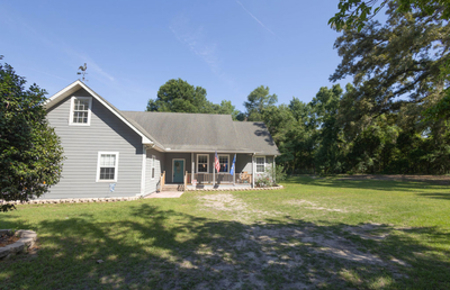 Home For Sale In Fort White Florida On 2 Acres - image 2