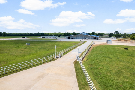 Oklahoma Premier Equestrian Facility For Sale - image 3